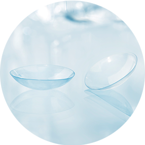 Zwei transparente Kontaktlinsen sind auf einer glatten, reflektierenden Oberfläche mit einem weichen, hellblauen Hintergrund platziert. Die Linsen erscheinen sauber und leicht gekrümmt, nebeneinander dargestellt.